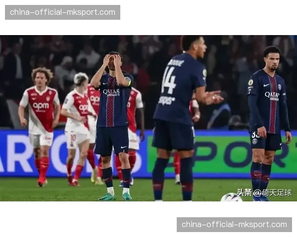 巴黎圣日耳曼vs摩纳哥第78分钟，登贝莱替补登场换下受伤的巴尔科拉