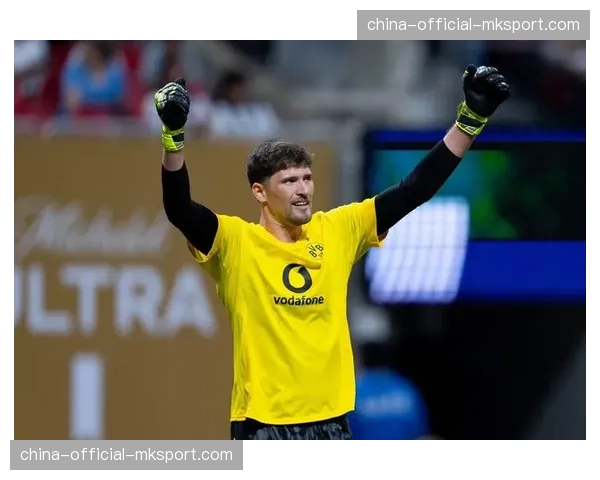 瞬间定格：点球大战制胜后，多特蒙德门将科贝尔激情滑跪