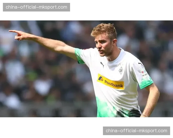 特写:勒沃库森中场指挥官格列斯卡在比赛中多次用长传调度撕开防线 特写:勒沃库森中场指挥官格列斯卡在比赛中多次用长传调度撕开防线